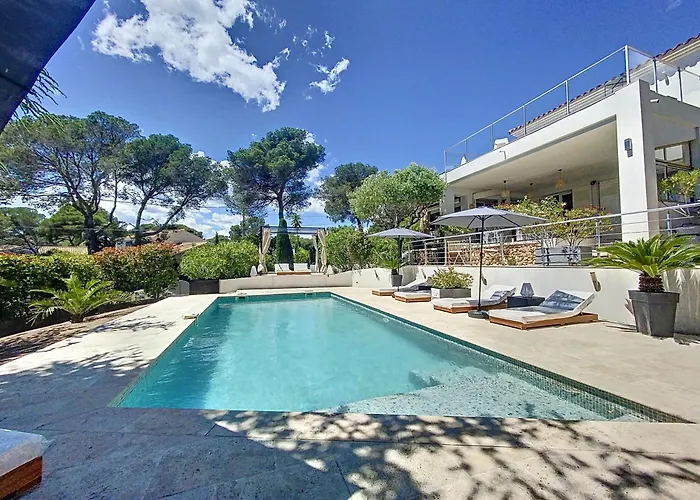 Villa A L\'Etage Avec Piscine Proche Bord De Mer