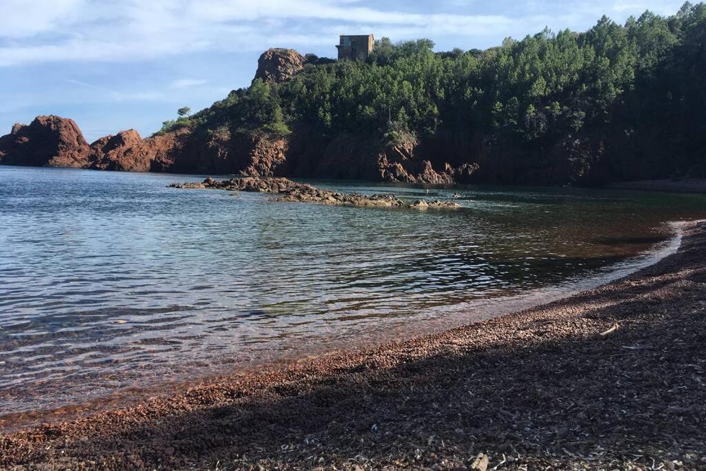 A L'etage Avec Piscine Proche Bord De Casa vacanze Saint-Raphaël