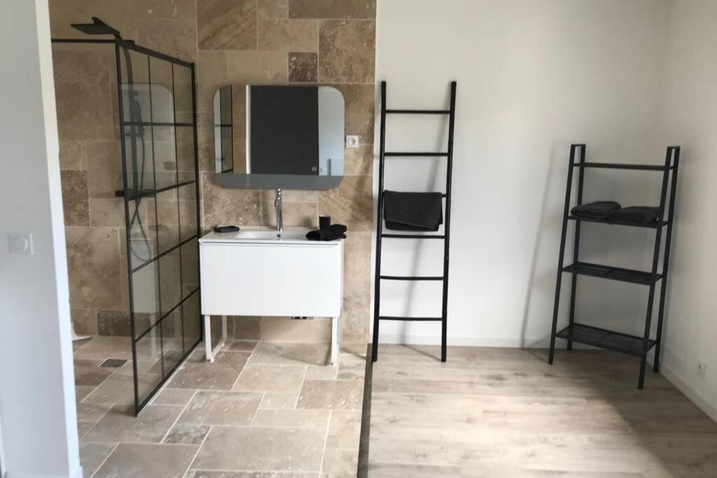 A L'etage Avec Piscine Proche Bord De