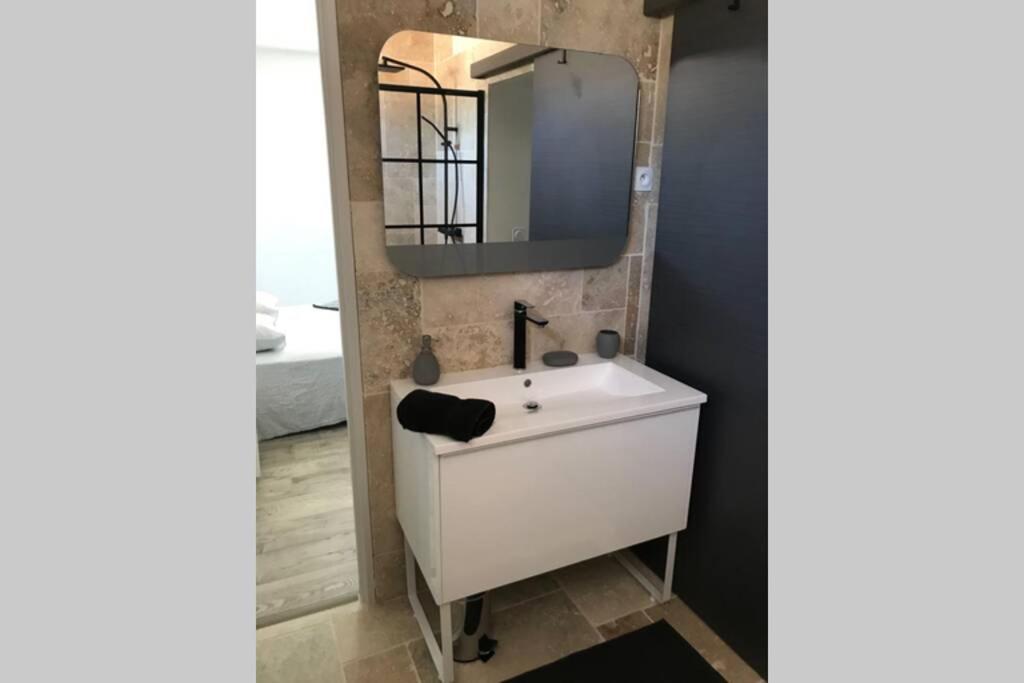 A L'etage Avec Piscine Proche Bord De *
