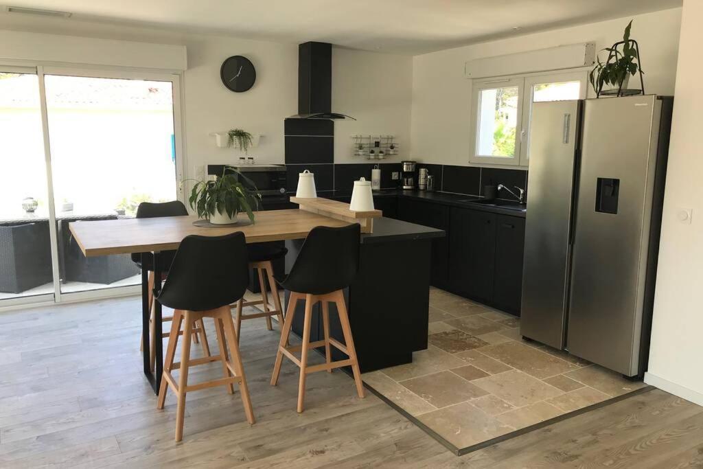 Hébergement de vacances A L'etage Avec Piscine Proche Bord De