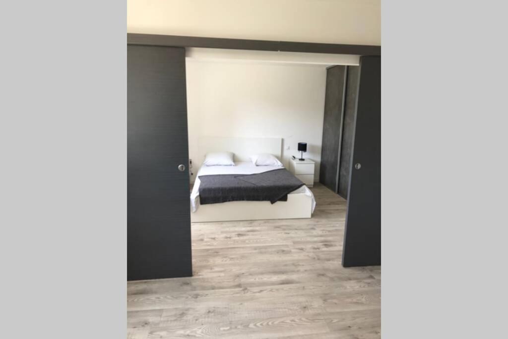 A L'etage Avec Piscine Proche Bord De *