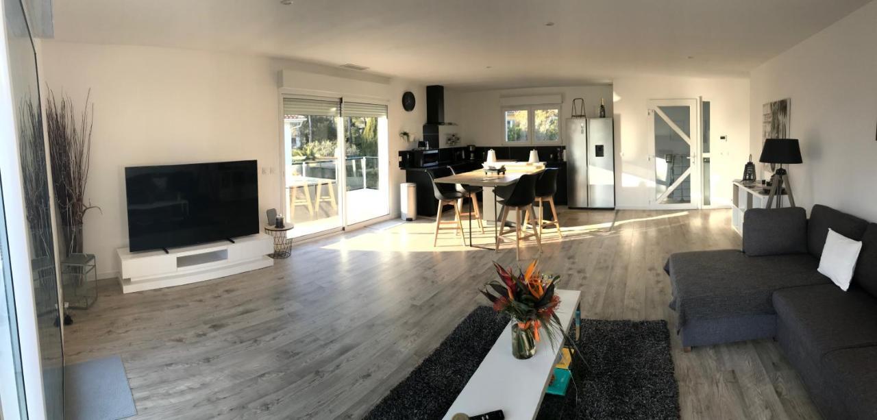 A L'etage Avec Piscine Proche Bord De Casa vacanze *