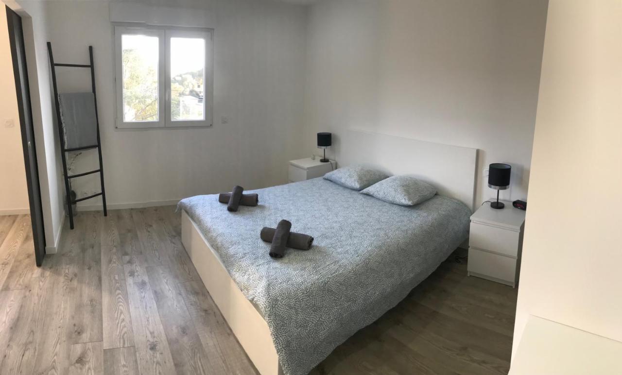 A L'etage Avec Piscine Proche Bord De *