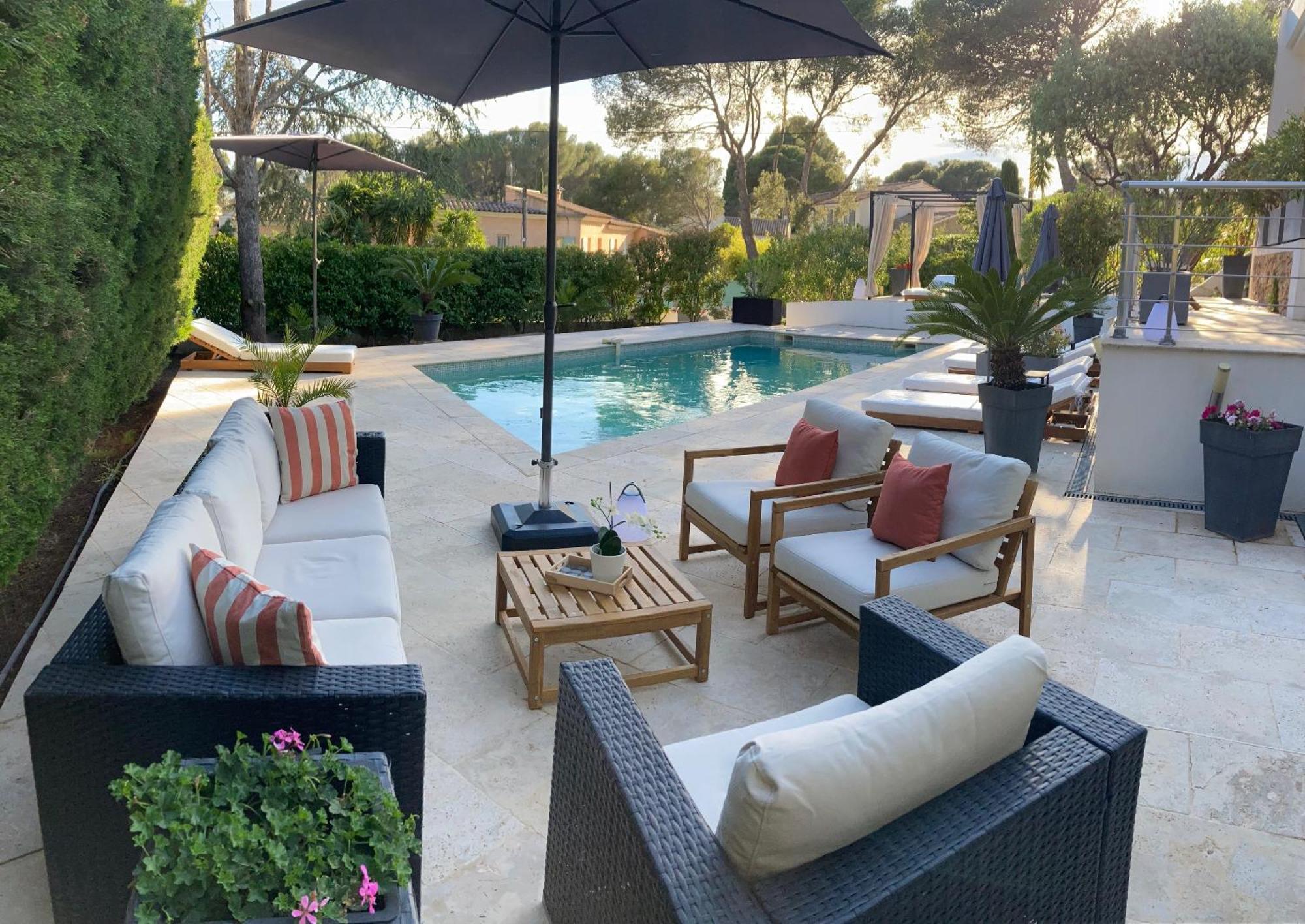 A L'etage Avec Piscine Proche Bord De *
