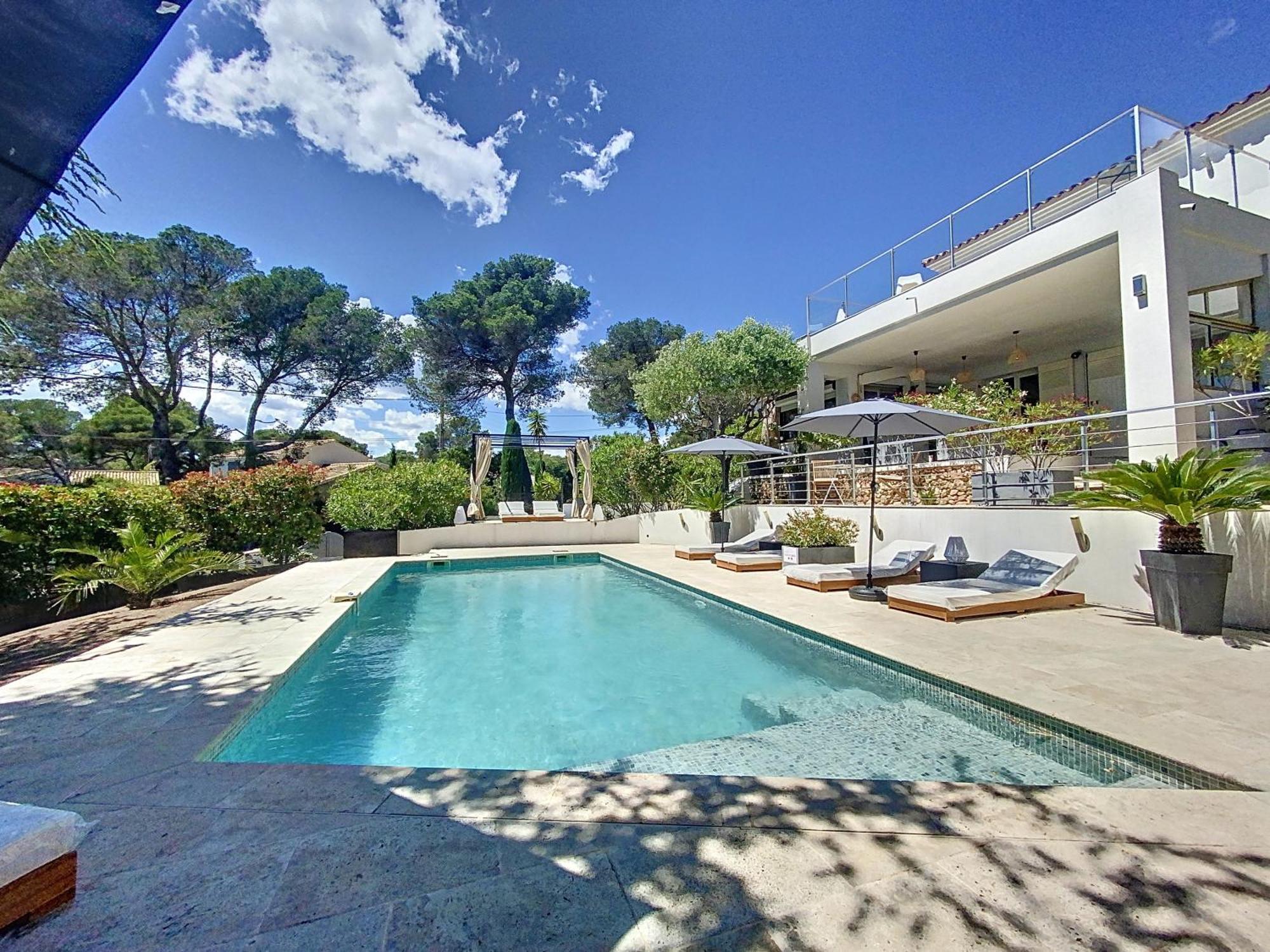 A L'etage Avec Piscine Proche Bord De Casa vacanze Saint-Raphaël